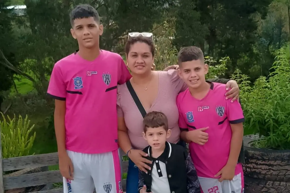 María José Briones junto a sus tres hijos que están en la escuela IDV-Paucar