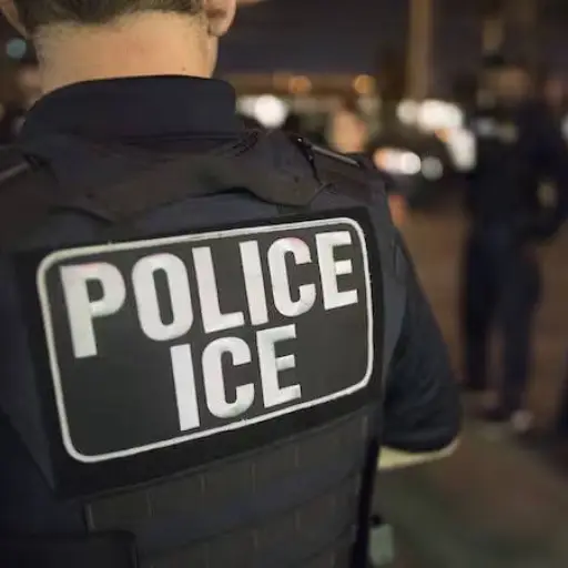Nueva York prohíbe a los agentes del ICE usar máscaras para ocultar su rostro