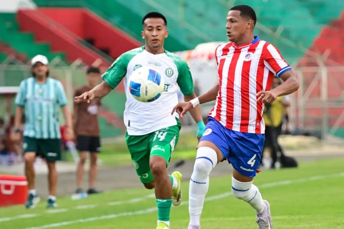 Johan Burgos disputa un balón con Jhonnier Estrada en el partido jugado en el estadio Reales Tamarindos