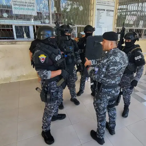 Policía ejecuta simulacro de Código Plata en centro de salud de Portoviejo