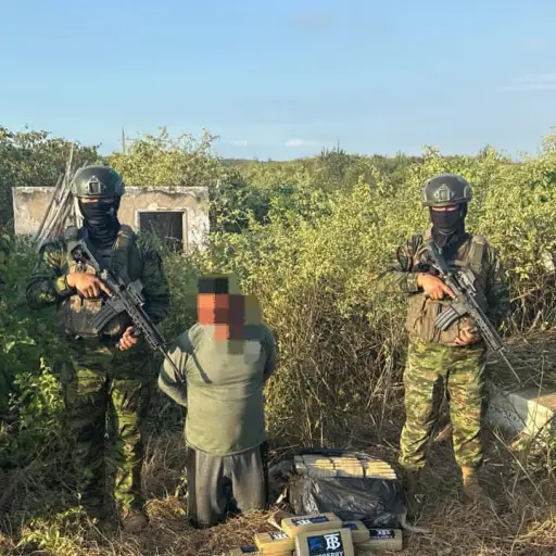 Decomisan 30 bultos con cocaína en una operación militar en la Playa San José, Montecristi