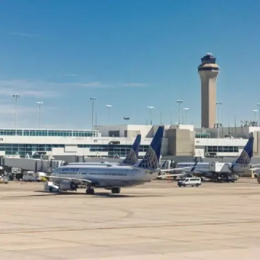 Muere una persona tras ser impactada por un avión en el aeropuerto de Denver