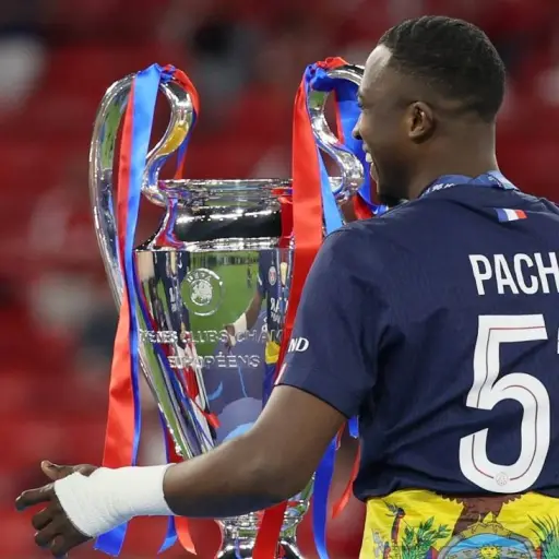 Willian Pacho alcanza 14 títulos tras conquistar otra Champions League con PSG