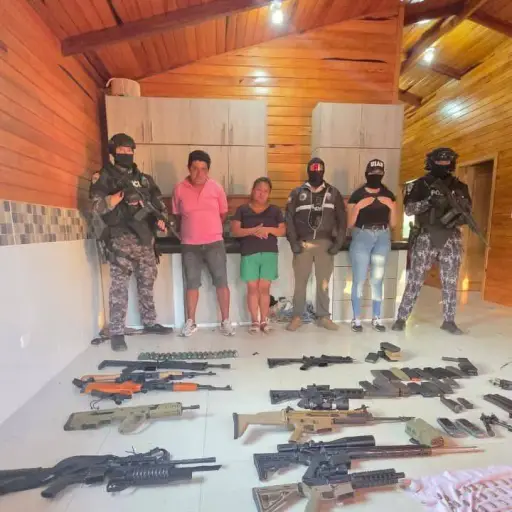 Policía decomisa arsenal oculto en vivienda de Jama y detiene a dos personas