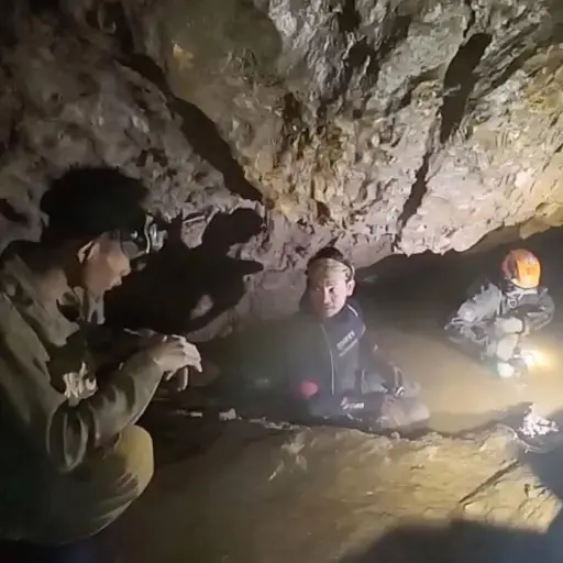Rescatados otros cuatro supervivientes de la cueva inundada en Laos