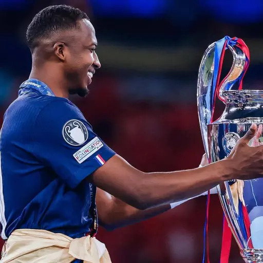 Willian Pacho conquista su título 11 en Europa y supera el récord histórico de Antonio Valencia