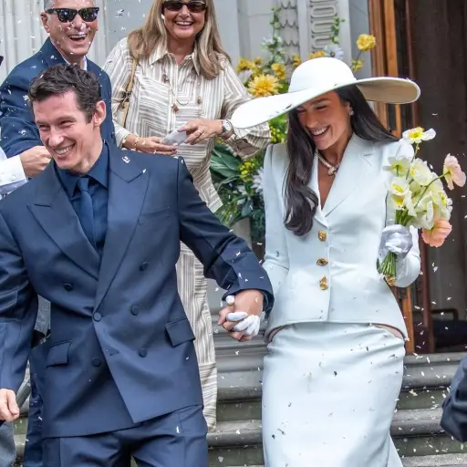 Dua Lipa y Callum Turner: Boda íntima en Londres y la mega celebración de lujo que prepara Italia