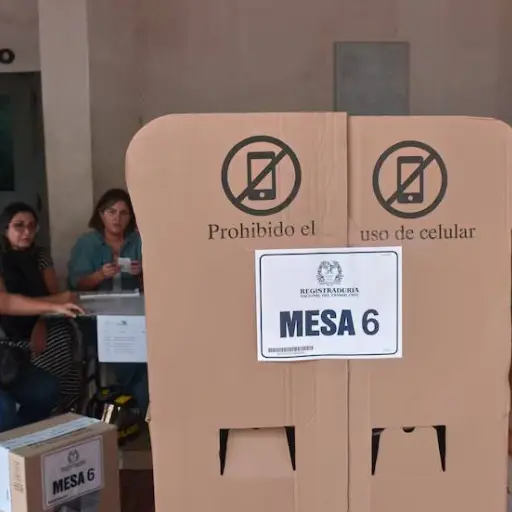 Cierran urnas en Colombia y empieza el conteo presidencial