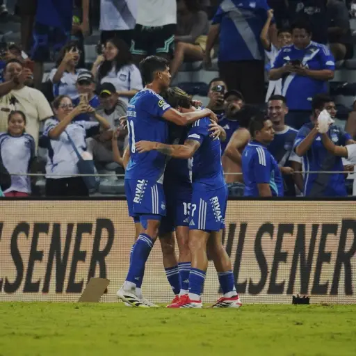 Emelec derrota a Universidad Católica y suma tres puntos clave en LigaPro