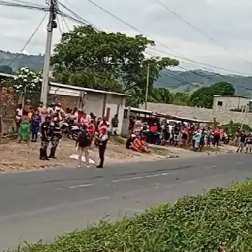 Niña de 5 años fallece tras ser atropellada por un bus en Atacames