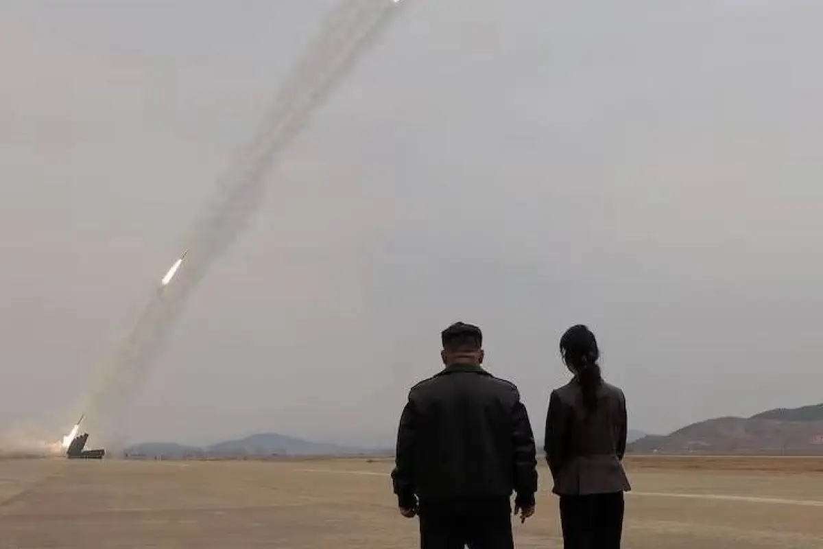 El líder supremo norcoreano, Kim Jong-un, asistió al evento acompañado de su hija, Ju-ae., Foto: Agencias