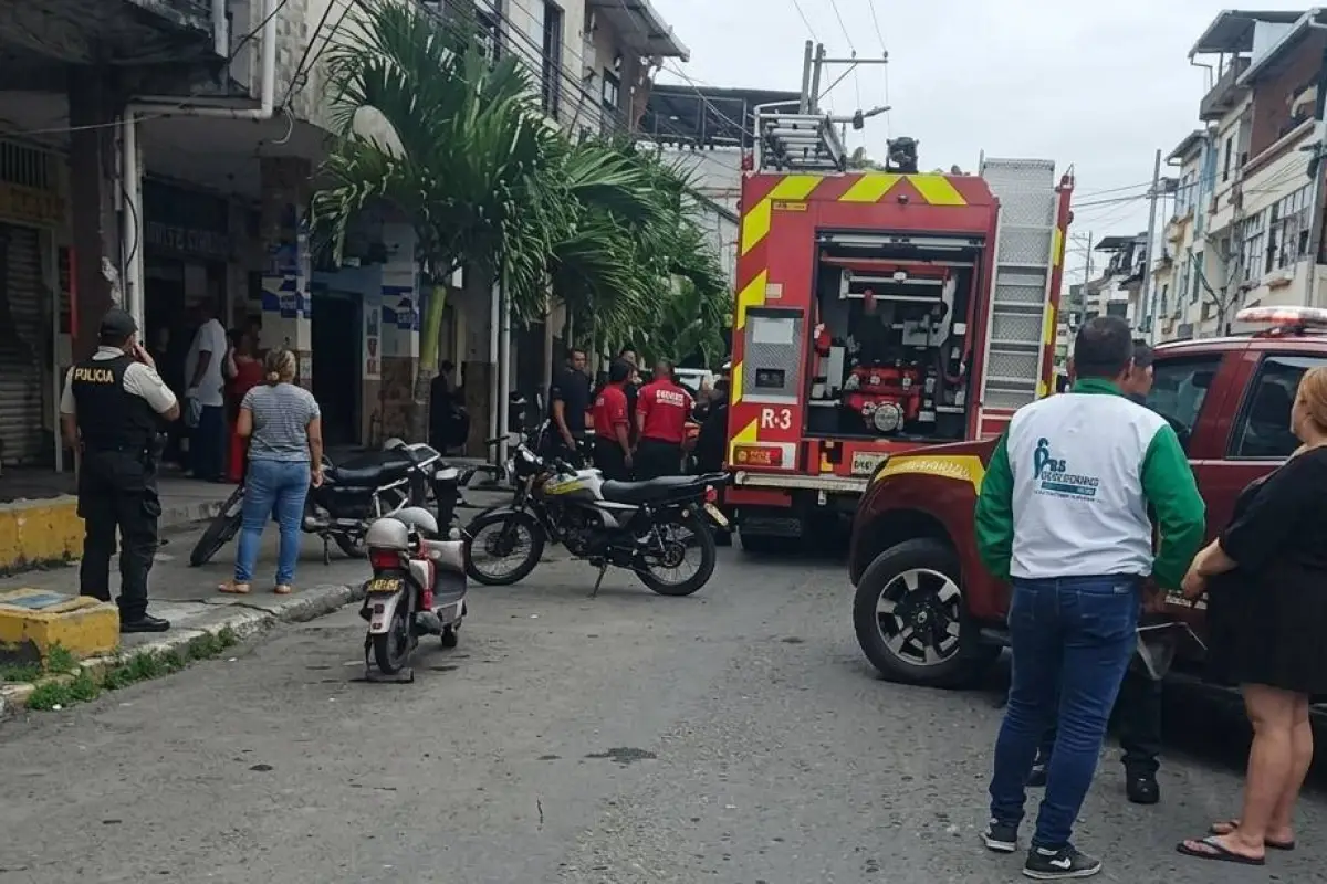 Los bomberos de tres parroquia acudieron al taller para atender la emergencia., ED