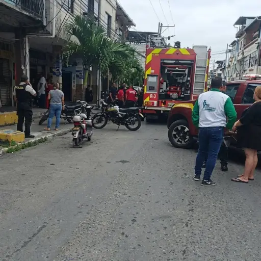 Susto en la calle Espejo: incendio inició en un taller y movilizó de urgencia a varias unidades del Cuerpo de Bomberos