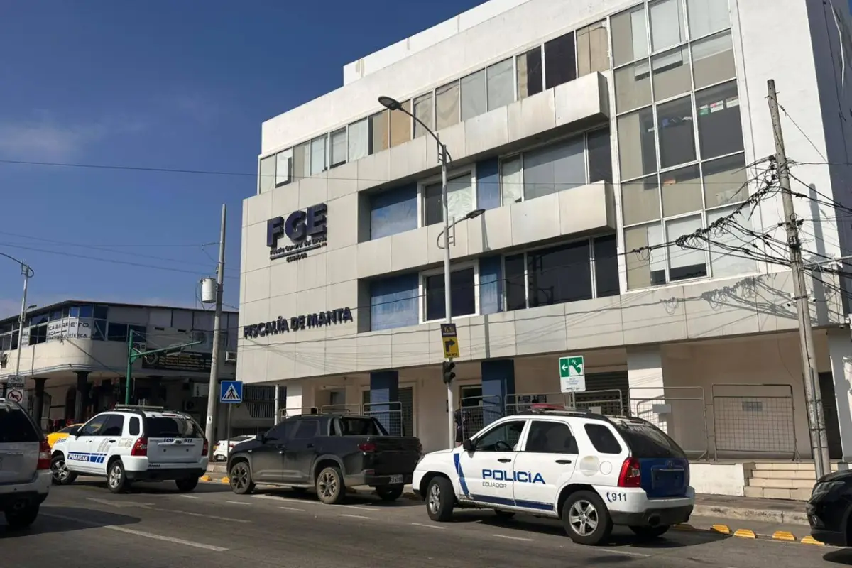 Agentes de la Policía Nacional allanaron la sede de la Fiscalía en la ciudad de Manta., Foto: El Diario