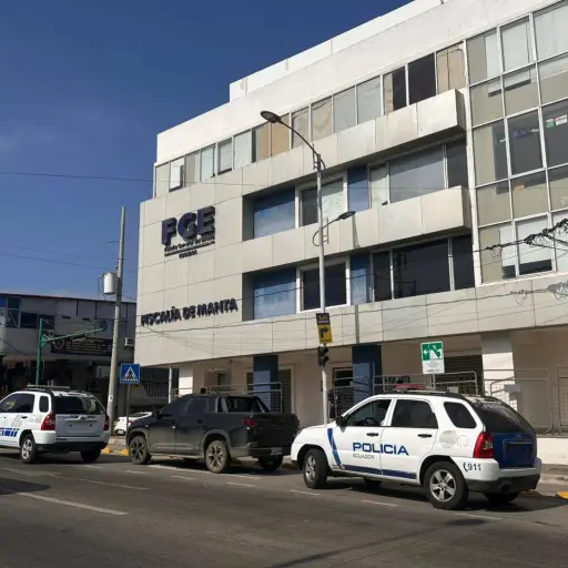 Fiscalía de Manta fue allanada por agentes de la Policía Nacional este martes 26 de mayo