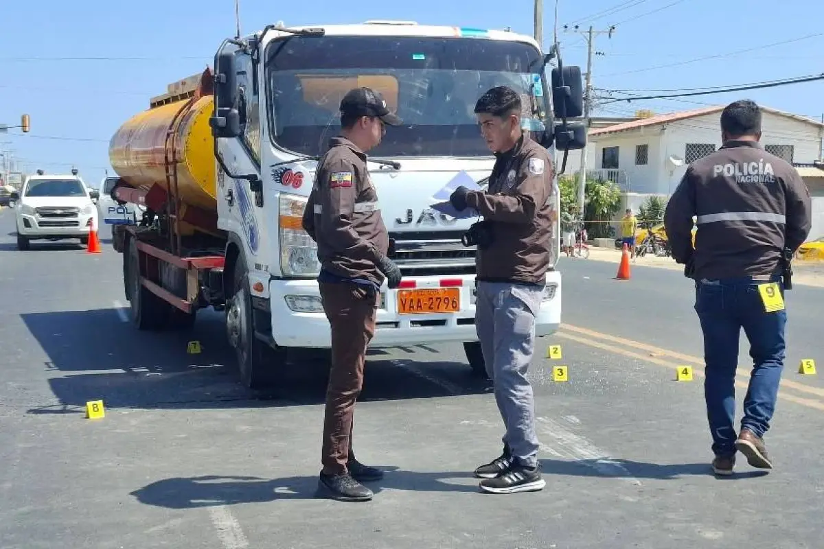La pareja se desplabaza en un tanquero cuando aparecieron sicarios en una moto y les dispararon., Foto: Cortesía