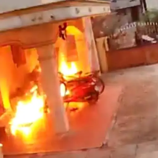 Un hombre fue rechazado y atacó con bombas molotov la vivienda de su expareja en la India