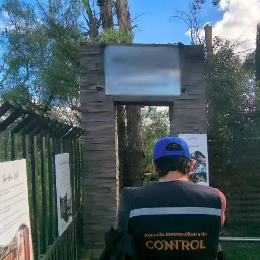 Clausuran glampings en Puembo tras denuncias por fiestas y riesgo junto a quebrada