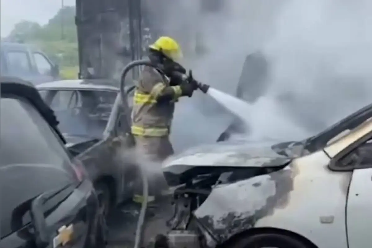Los bomberos actuaron de inmediato para evitar que las llamas se propaguen en el lugar., Foto: Captura de pantalla