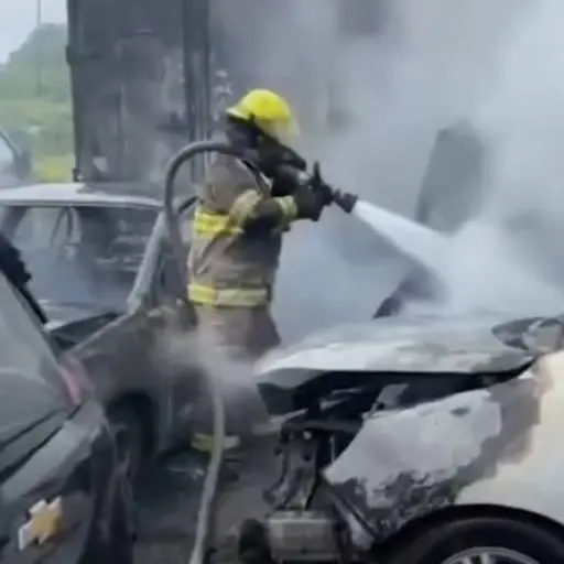Incendio en los patios de la Policía Judicial de Guayaquil destruyó tres carros y afecta a otros cuatro