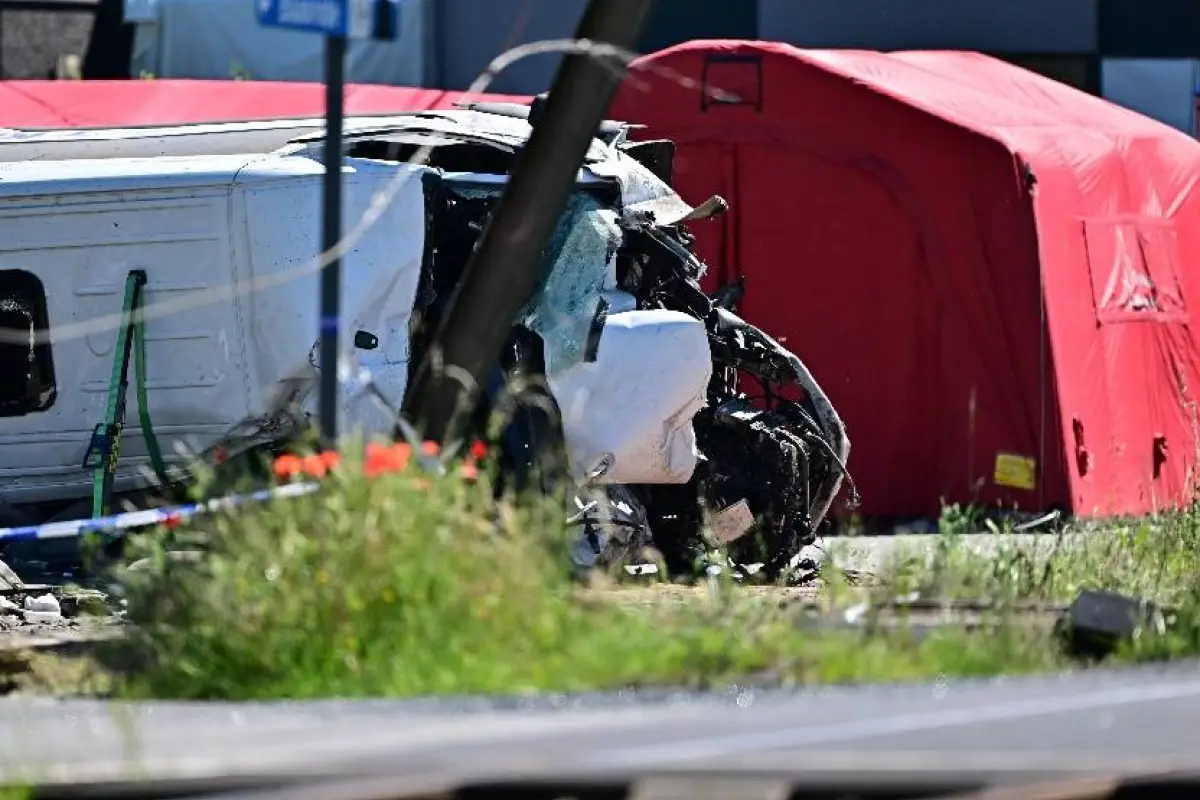 El vehículo de transporte escolar quedó completamente destruido tras el impacto con el tren., Foto: Europapress