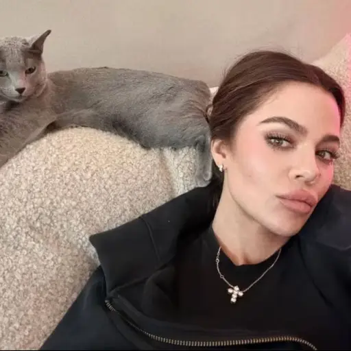 Khloé Kardashian enfrenta críticas tras admitir que les quitó las garras a sus gatos