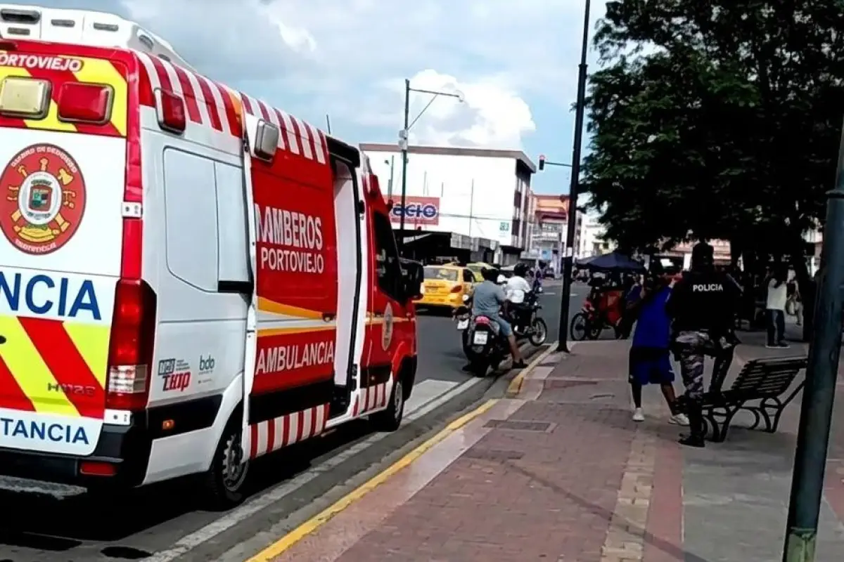 Los rescatistas del Cuerpo de Bomberos acudieron al parque para atender a la mujer herida., ED
