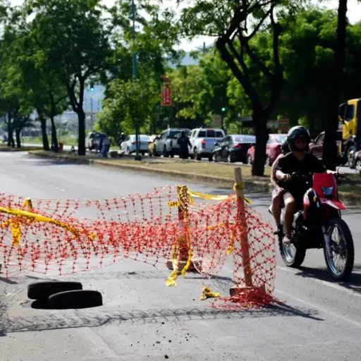 Aparece un socavón en tramo recién bacheado de la vía Portoviejo-Montecristi 