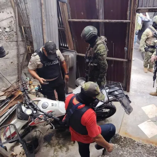 Decomisan armas, municiones, drogas y motocicleta robada en allanamiento en Guayaquil