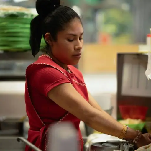 Mujeres trabajadoras de Ecuador: Estas leyes te protegen de un despido intempestivo