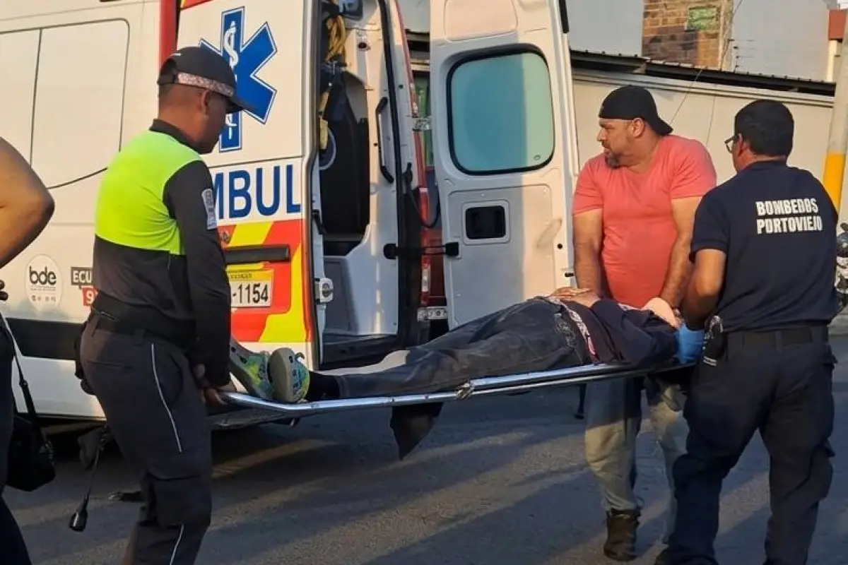 La mujer herida fue embarcada en la ambulancia de los bomberos para ser llevada a un hospital para que reciba atención de emergencia., El Diario