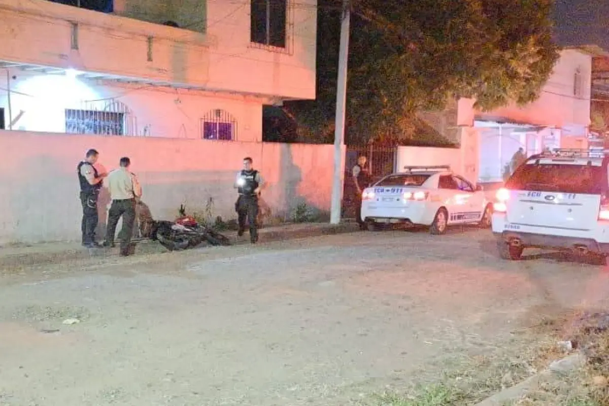 Los policías encontraron una motocicleta abandonada, la que presuntamenet utilizaron los sicarios., El Diario