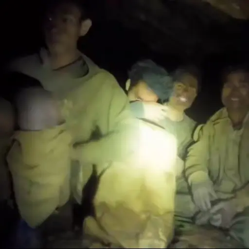 Localizan con vida a cinco de los siete hombres atrapados en una cueva inundada en el centro de Laos