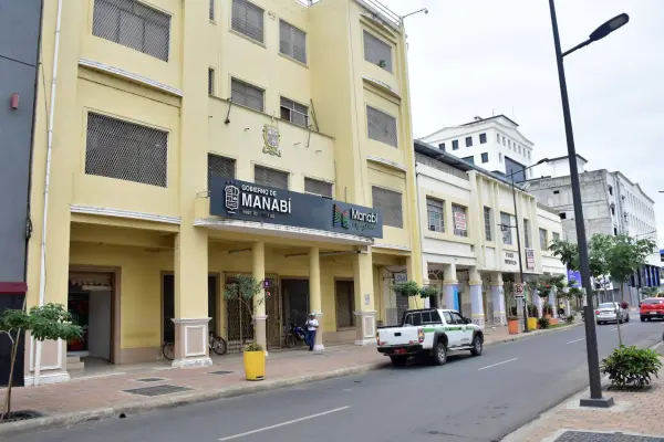 El edificio principal de la Prefectura de Manabí ,El Diario