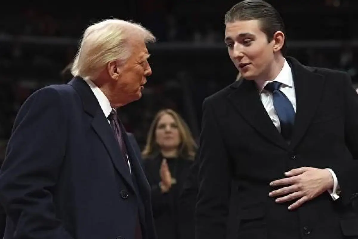 Barron Trump (der) junto a Donald Trump, su padre y presidente de Estados Unidos., Foto: Agencias
