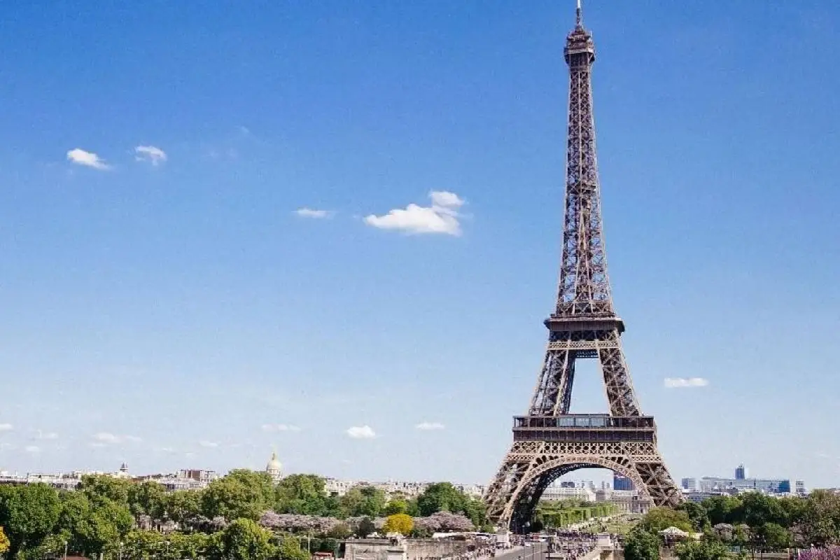 La torre Eiffel construida en 1889 teníoa una vida de apenas 20 años, pero han pasado 137 desde su levantamiento., Foto: Agencias