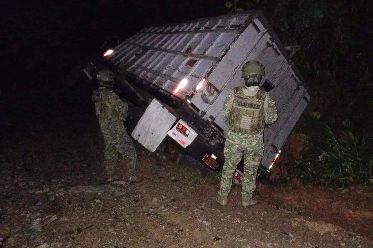 Los militares hallaron el camión varado., Cortesía