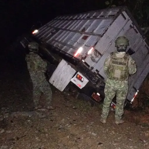 Camión quedó varado y descubrieron combustible robado del poliducto en La Concordia