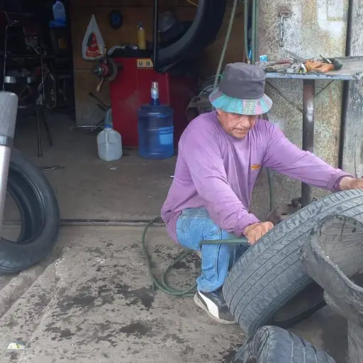 El señor de las espinas de asfalto: Bosco Véliz y su vida reparando llantas en Portoviejo