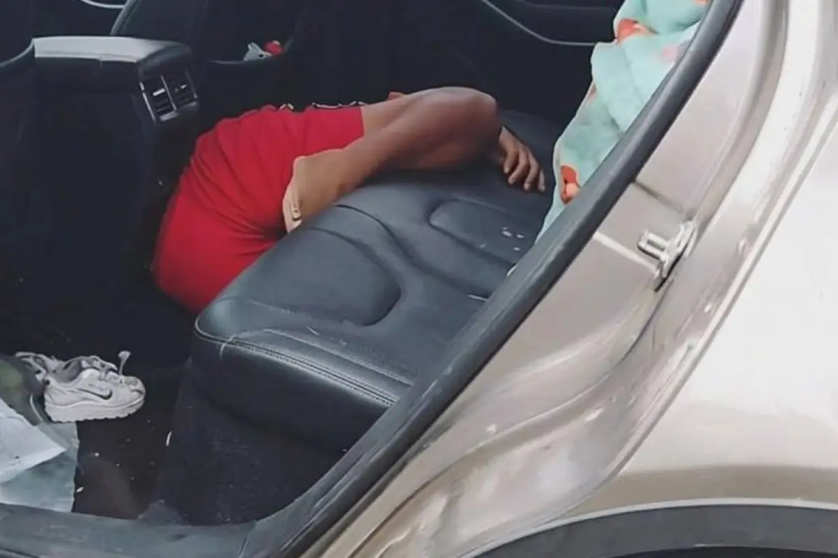 En el asiento trasero del carro se encontró muerta a una persona y junto al cadáver estaba vivo un niño de entre 2 a 3 años de edad., Redes