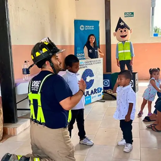 Bomberos de Guayaquil capacitan a 193.600 niños en prevención y respuesta ante emergencias