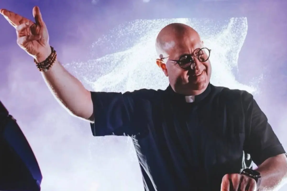 Padre Guilherme, conocido internacionalmente como el “padre DJ”, ofrecerá en Quito un show que fusiona fe, música electrónica y experiencias audiovisuales., Redes sociales