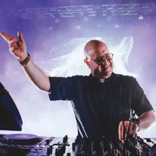 ¿Quién es el Padre Guilherme? El sacerdote DJ llegará a Quito con un show de música electrónica cristiana