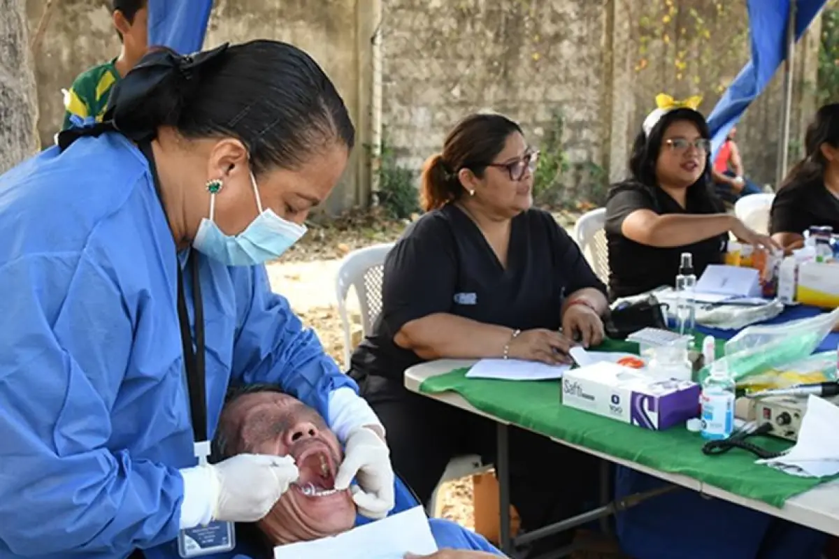Consultas y atención dental sin costo movilizaron a decenas de vecinos en el sur de Guayaquil