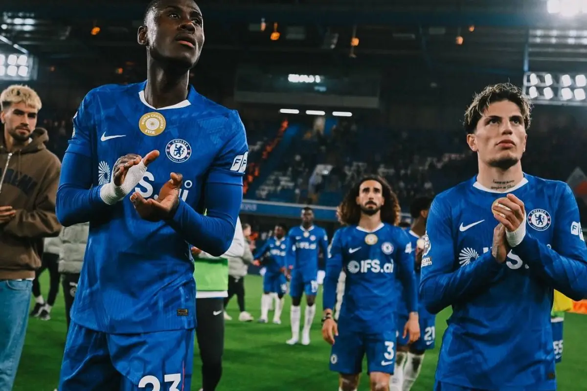Varios de los jugadores del Chelsea despidiéndose de la acxtual temporada con su hinchada., Foto: X Chelsea FC