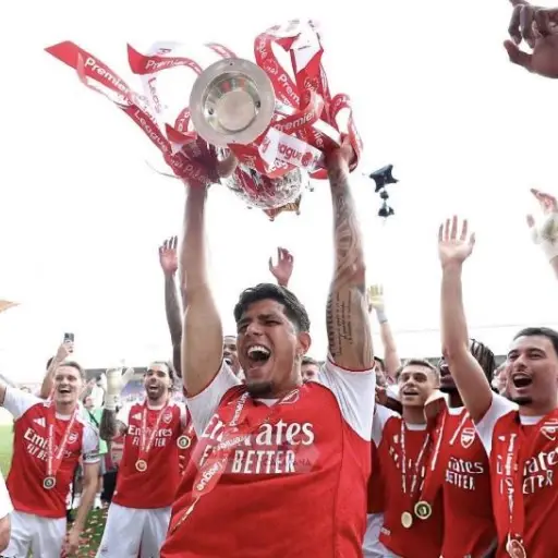 Arsenal de Piero Hincapié celebró el título de la Premier League con una victoria 2-1 ante Crystal Palace