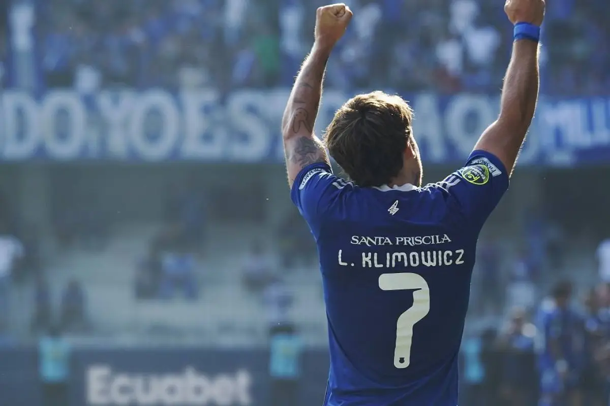 Luca Klimowicz celebrando con la hinchada el segundo gol que marcó ante Macará., Foto: Apifoto