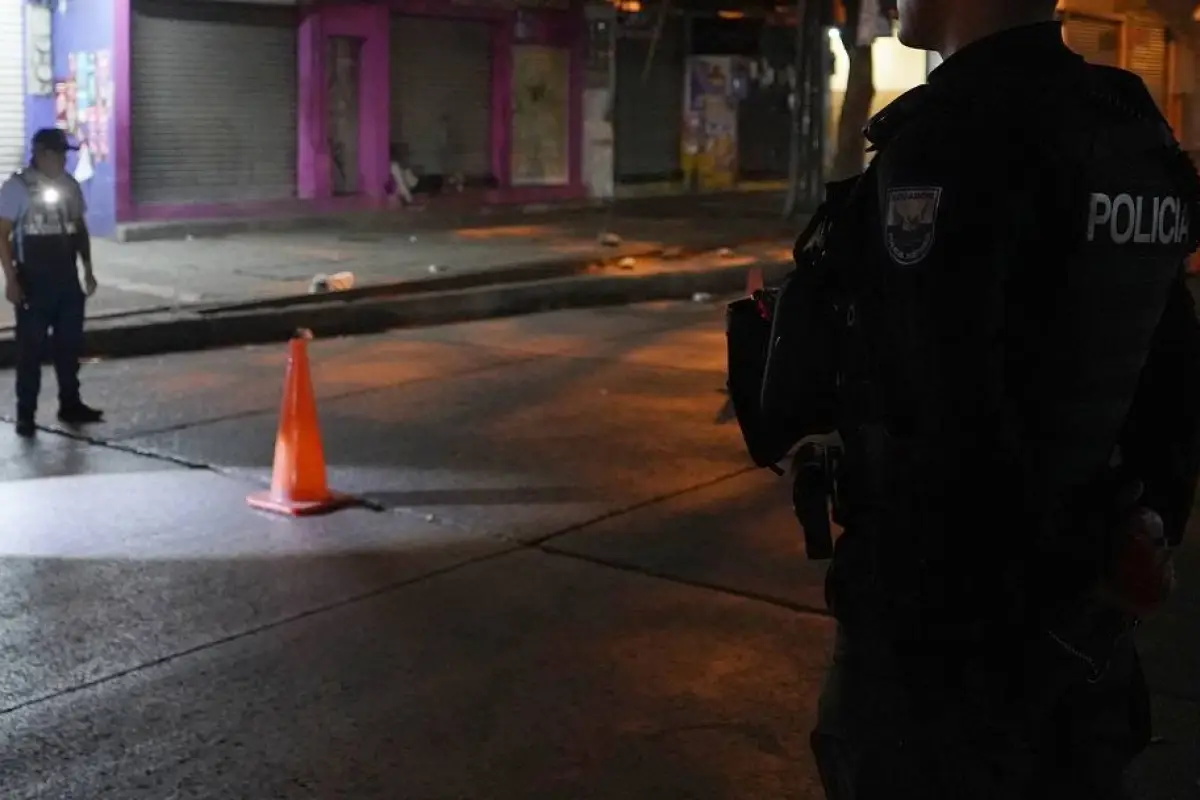 Agentes de varios servicios de la Policía llegaron al lugar de los hechos tras el ataque armado., Foto: Referencial