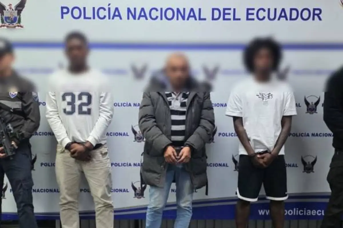 Los dos jugadores y el técnico que fueron detenidos por agentes de la Unase por el delito de extorsión., Foto: X Policía Nacional