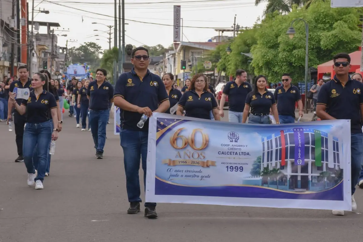 Varios de los asistentes al pregón que recorrió las principales calles céntricas de Calceta., Foto: Erika Lucas